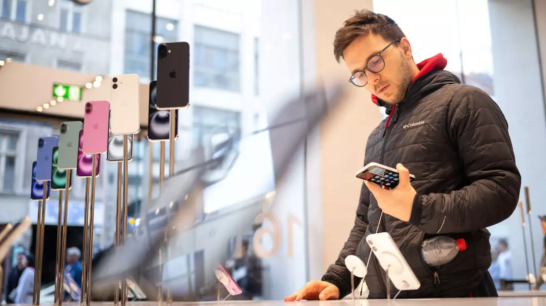 Smartphone-Käufer in Deutschland achten nach einer Bitkom-Studie immer stärker auf KI-Funktionen des Gerätes. - Bild: Sebastian Christoph Gollnow/dpa