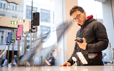 Smartphone-Käufer in Deutschland achten nach einer Bitkom-Studie immer stärker auf KI-Funktionen des Gerätes. - Foto: Sebastian Christoph Gollnow/dpa