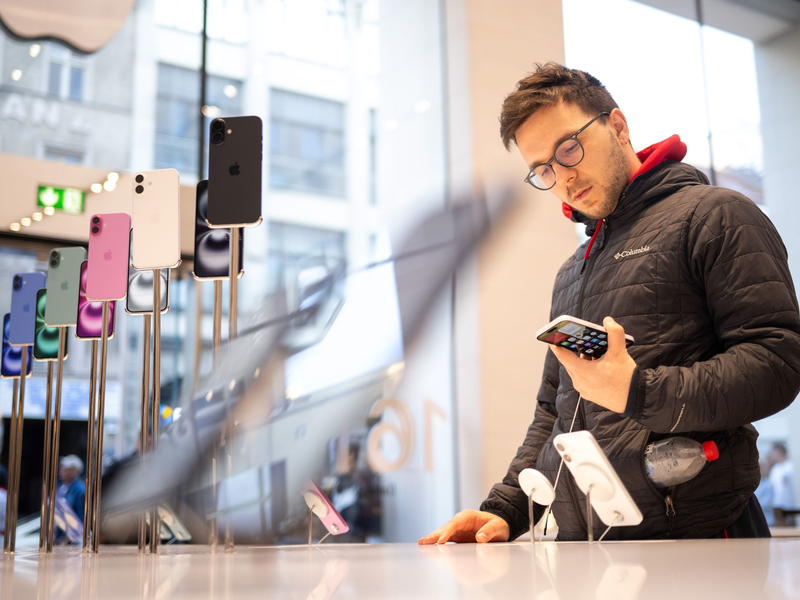 Smartphone-Käufer in Deutschland achten nach einer Bitkom-Studie immer stärker auf KI-Funktionen des Gerätes. - Foto: Sebastian Christoph Gollnow/dpa