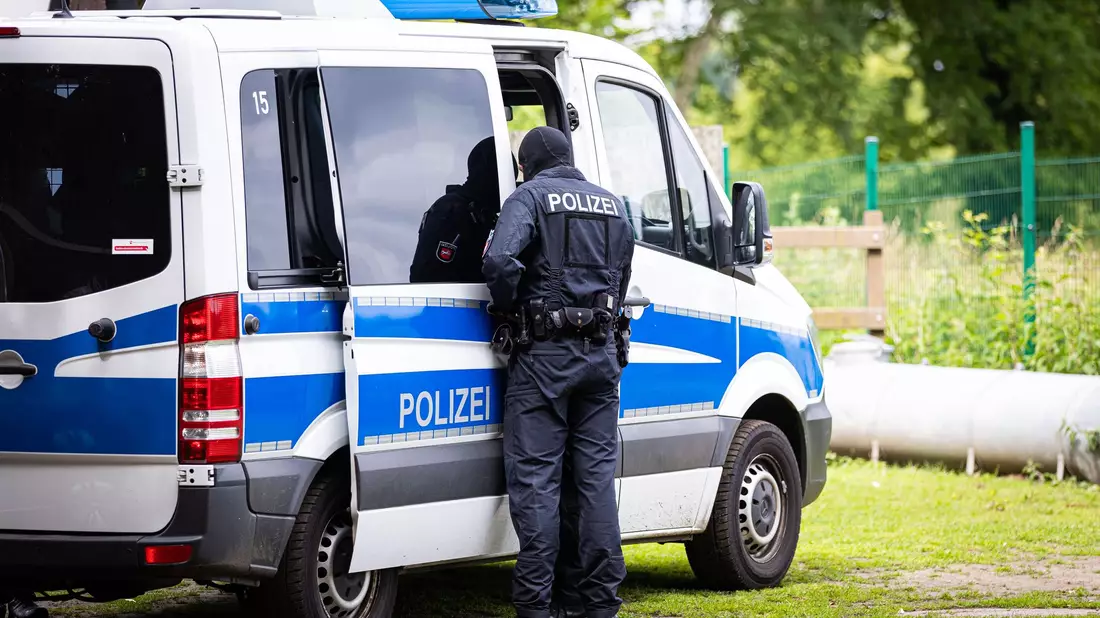 Es gab Durchsuchungen in sechs Bundesländern. (Symbolbild) - Bild: Moritz Frankenberg/dpa