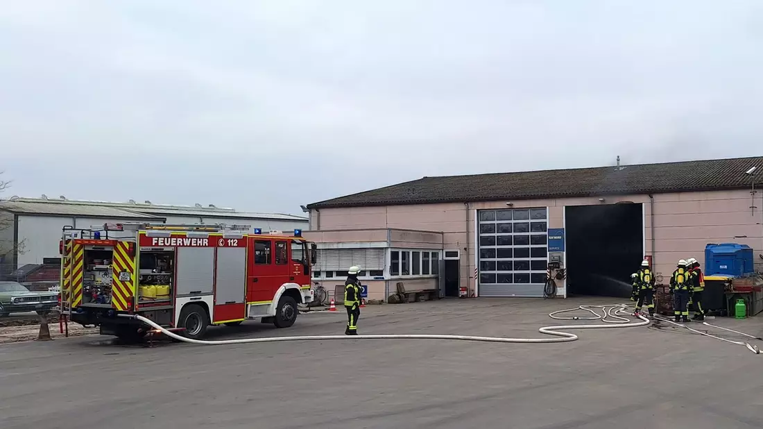 FW Sonsbeck: Zwei Einsätze am Donnerstag: Brennende Gasflasche in Werkstatt und bestimmungsgemäße Auslösung einer Brandmeldeanlage - Bild: presseportal.de