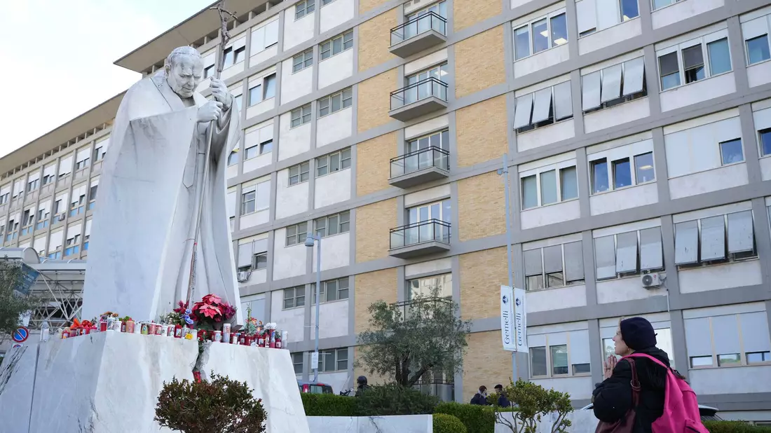 Papst Franziskus ist bereits seit fast einer Woche im Krankenhaus.  - Bild: Alessandra Tarantino/AP/dpa