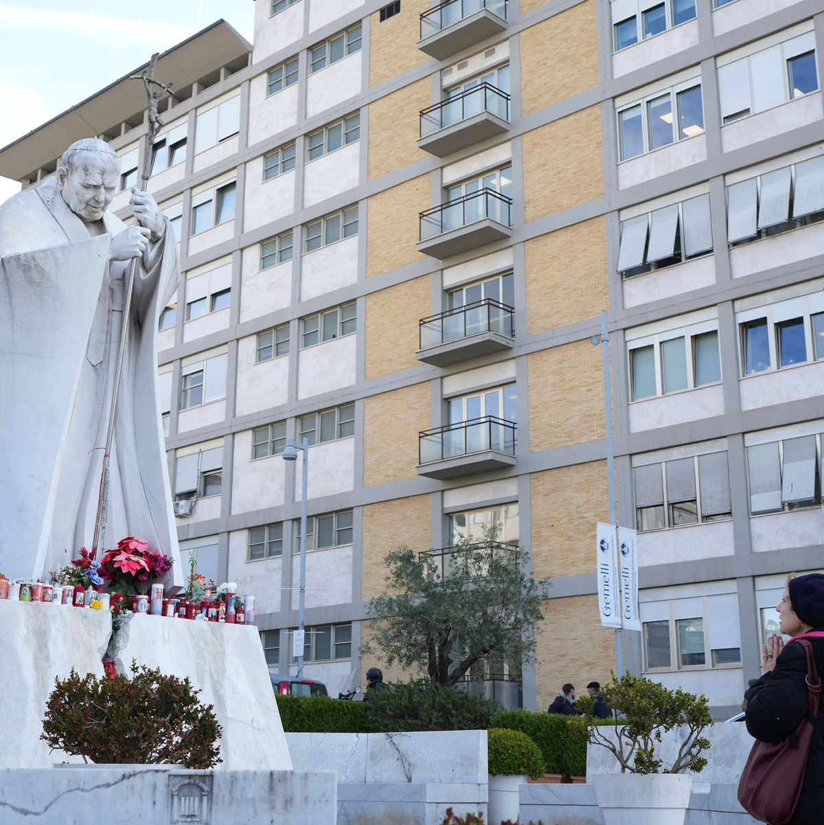 Papst Franziskus ist bereits seit fast einer Woche im Krankenhaus.  - Foto: Alessandra Tarantino/AP/dpa