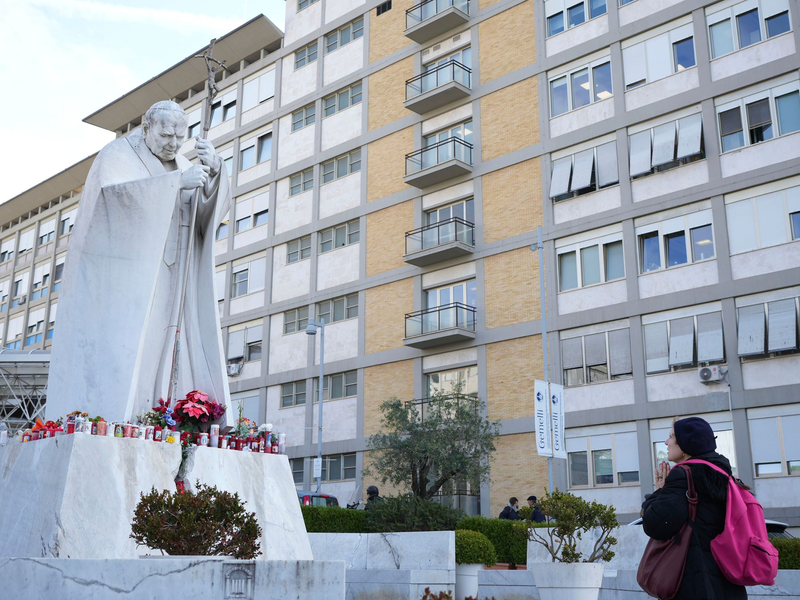 Erstmals traten zwei behandelnde Ärzte vor die Presse und beantworteten Fragen zum Zustand des Papstes. - Foto: Alessandra Tarantino/AP/dpa