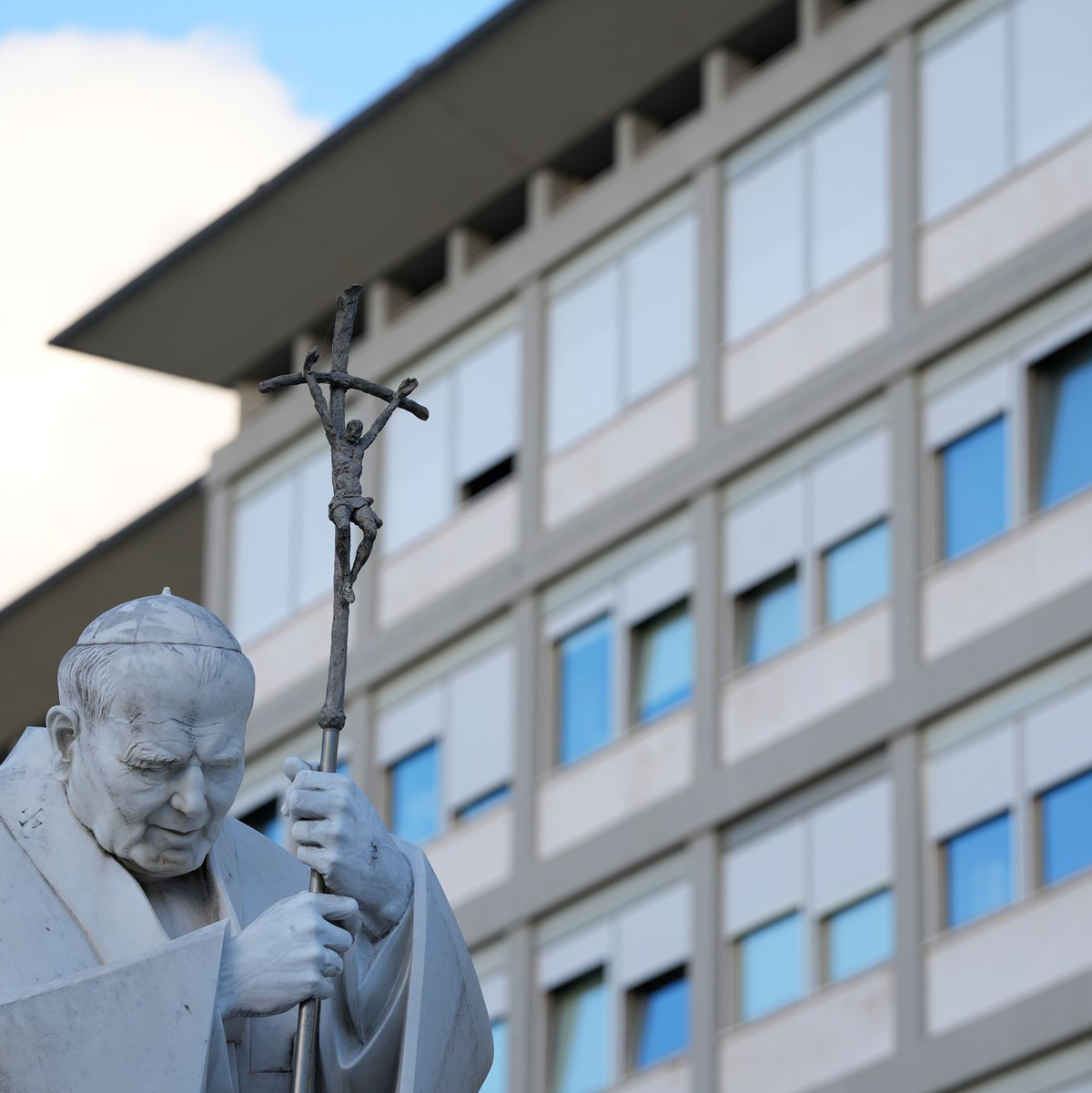Eine Statue von Papst Johannes Paul II. steht auf dem Vorplatz der Gemelli-Klinik. - Foto: Andrew Medichini/AP/dpa