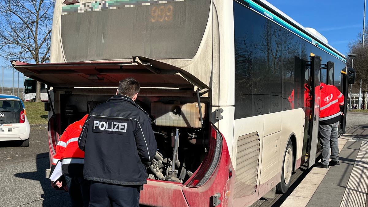 POL-WE: + Schulbuskontrollen des Wetterauer Verkehrsdienstes + Einbrecher erbeuten Bargeld und Schmuck + Tür hält Aufbruchsversuch stand + In Einfamilienhaus eingestiegen + - Foto: presseportal.de