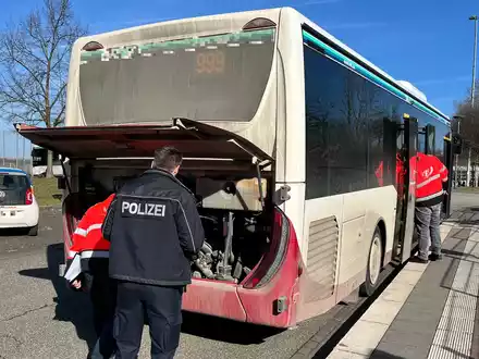 POL-WE: + Schulbuskontrollen des Wetterauer Verkehrsdienstes + Einbrecher erbeuten Bargeld und Schmuck + Tür hält Aufbruchsversuch stand + In Einfamilienhaus eingestiegen + - Foto: presseportal.de