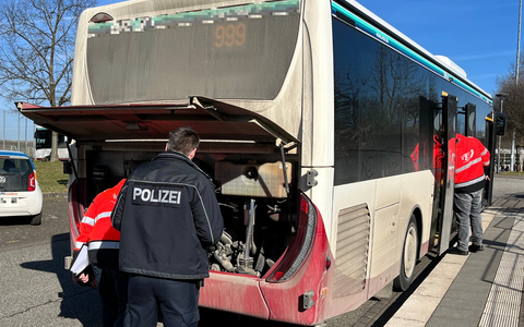 POL-WE: + Schulbuskontrollen des Wetterauer Verkehrsdienstes + Einbrecher erbeuten Bargeld und Schmuck + Tür hält Aufbruchsversuch stand + In Einfamilienhaus eingestiegen + - Foto: presseportal.de