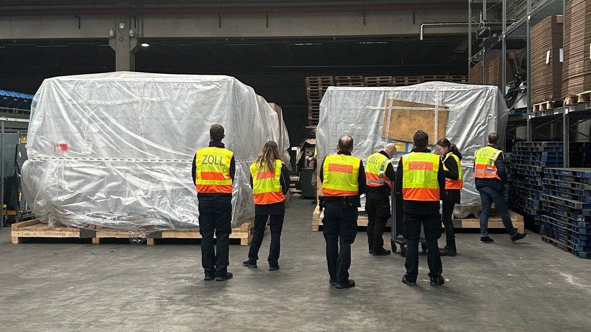 ZOLL-DD: Zollfahnder stellen Maschinen zur Herstellung von Waffenteilen sicher - Foto: presseportal.de