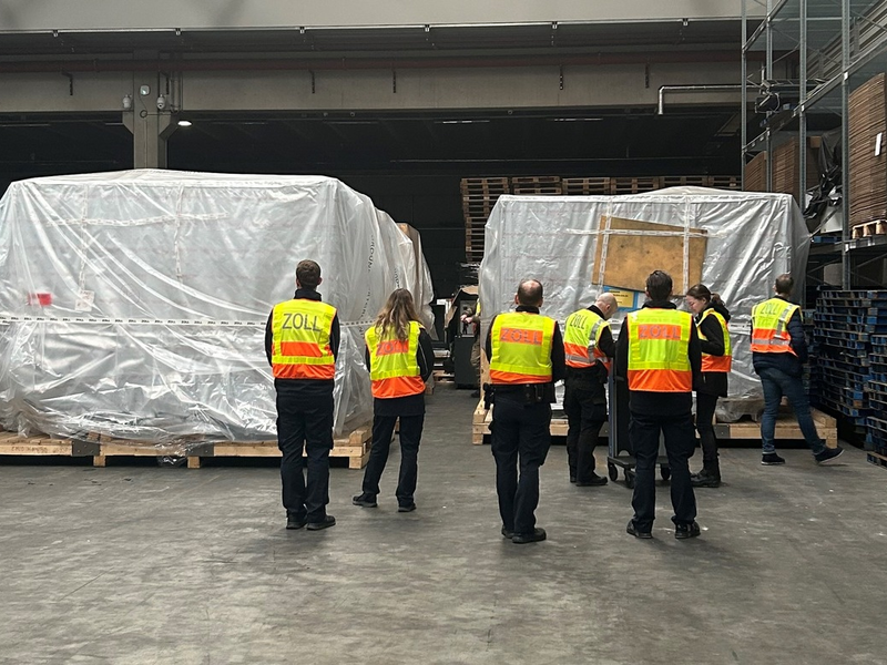 ZOLL-DD: Zollfahnder stellen Maschinen zur Herstellung von Waffenteilen sicher - Foto: presseportal.de