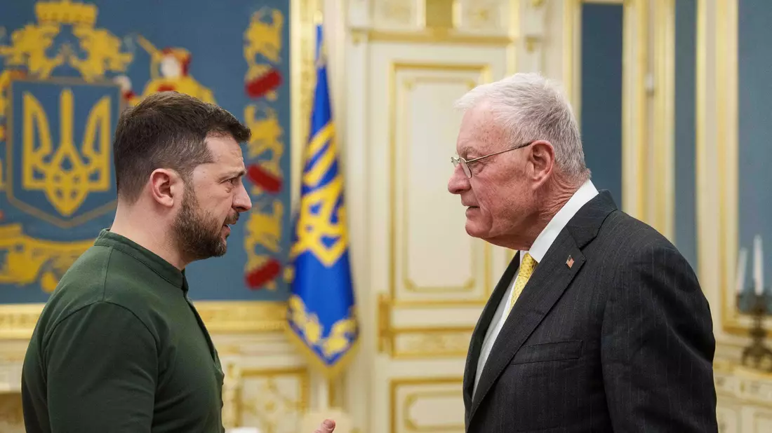 Kellogg spricht bei einem Besuch in Kiew Mitte Februar mit Selenskyj. (Archivbild) - Bild: Evgeniy Maloletka/AP/dpa