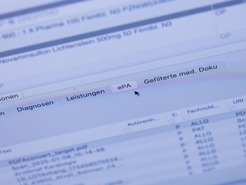 Patienten können ihre E-Akte in Praxen befüllen lassen, auch ohne selbst hineinzuschauen. (Archivbild) - Foto: Rolf Vennenbernd/dpa-Pool/dpa