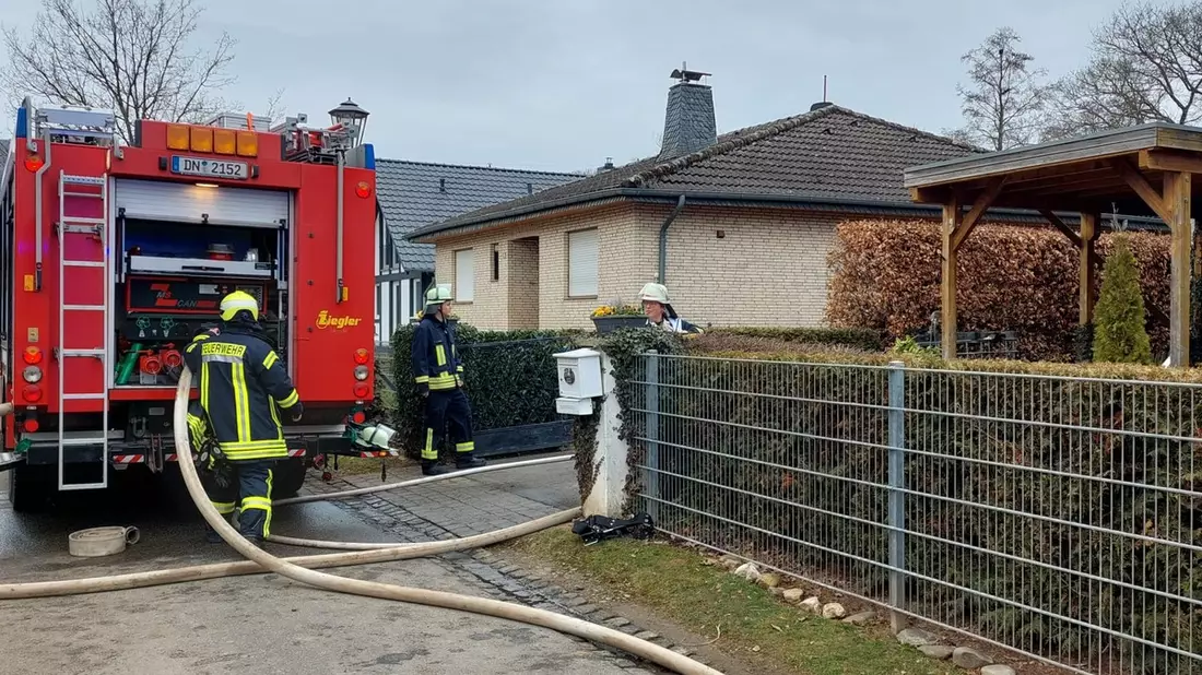 FW Heimbach: Brand eines Anbaus mit Übergriff auf Garage und Wohnhaus - Feuerwehr verhindert Schlimmeres - Bild: presseportal.de
