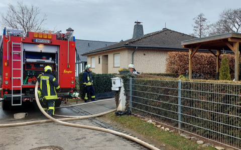 FW Heimbach: Brand eines Anbaus mit Übergriff auf Garage und Wohnhaus - Feuerwehr verhindert Schlimmeres - Foto: presseportal.de FW Heimbach: Brand eines Anbaus mit Übergriff auf Garage und Wohnhaus - Feuerwehr verhindert Schlimmeres - Foto: presseportal.de