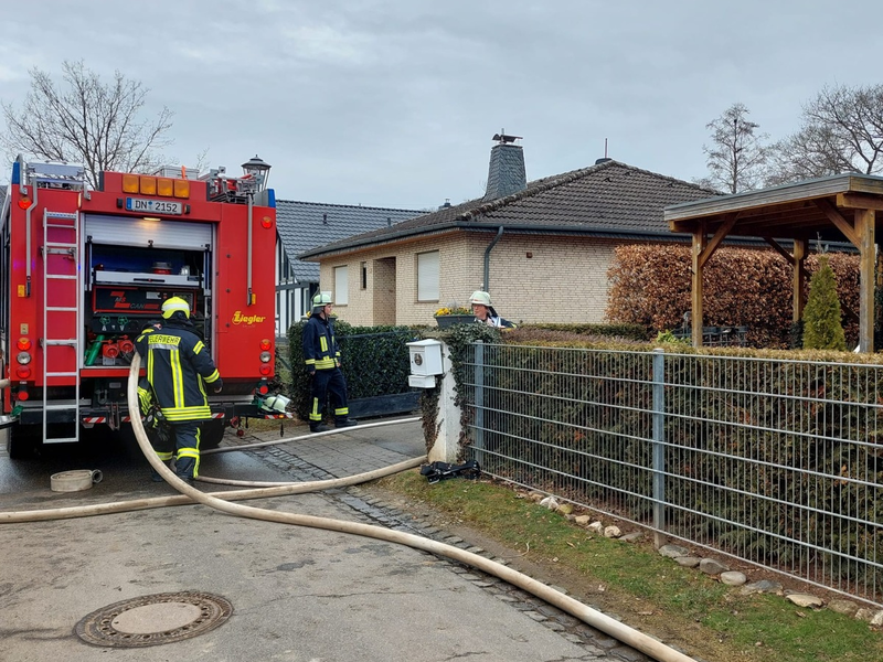 FW Heimbach: Brand eines Anbaus mit Übergriff auf Garage und Wohnhaus - Feuerwehr verhindert Schlimmeres - Foto: presseportal.de