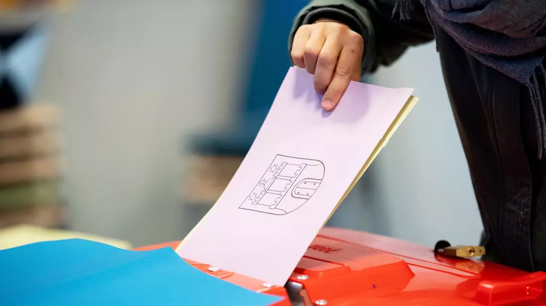 +++ Achtung Sperrfrist (Print, Radio und Online): 18.00 Uhr +++ / ARD-Vorwahlumfrage Bürgerschaftswahl Hamburg: SPD deutlich vor Grünen und CDU - Bild: presseportal.de