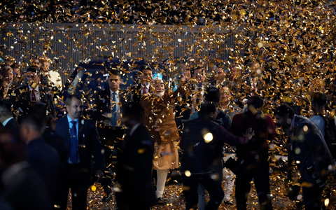 Anhänger der in Indien regierenden Partei BJP feiern zusammen mit Premierminister Narendra Modi ihren Sieg bei der Regionalwahl in Delhi. (Foto Archiv) - Foto: Manish Swarup/AP/dpa