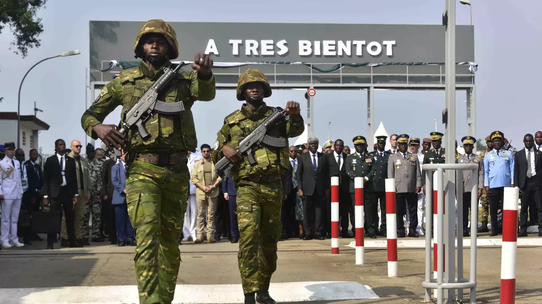 Frankreich bleibt mit einem Restkontingent von etwa 80 Soldaten in der Elfenbeinküste präsent. - Bild: Diomande Ble Blonde/AP/dpa