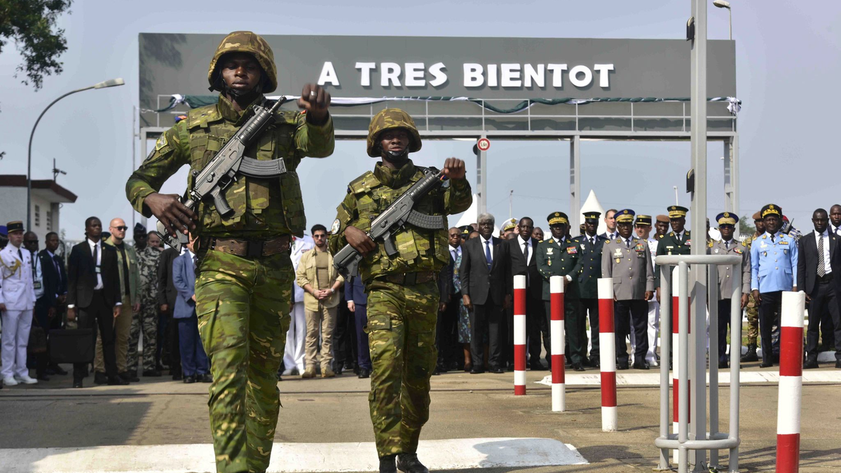 Frankreich bleibt mit einem Restkontingent von etwa 80 Soldaten in der Elfenbeinküste präsent. - Foto: Diomande Ble Blonde/AP/dpa
