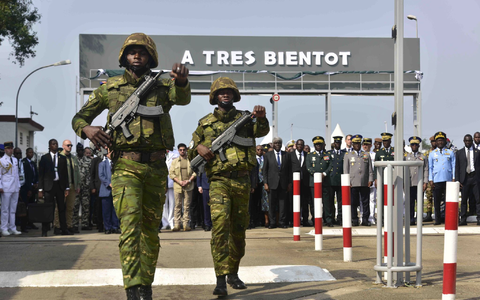 Frankreich bleibt mit einem Restkontingent von etwa 80 Soldaten in der Elfenbeinküste präsent. - Foto: Diomande Ble Blonde/AP/dpa