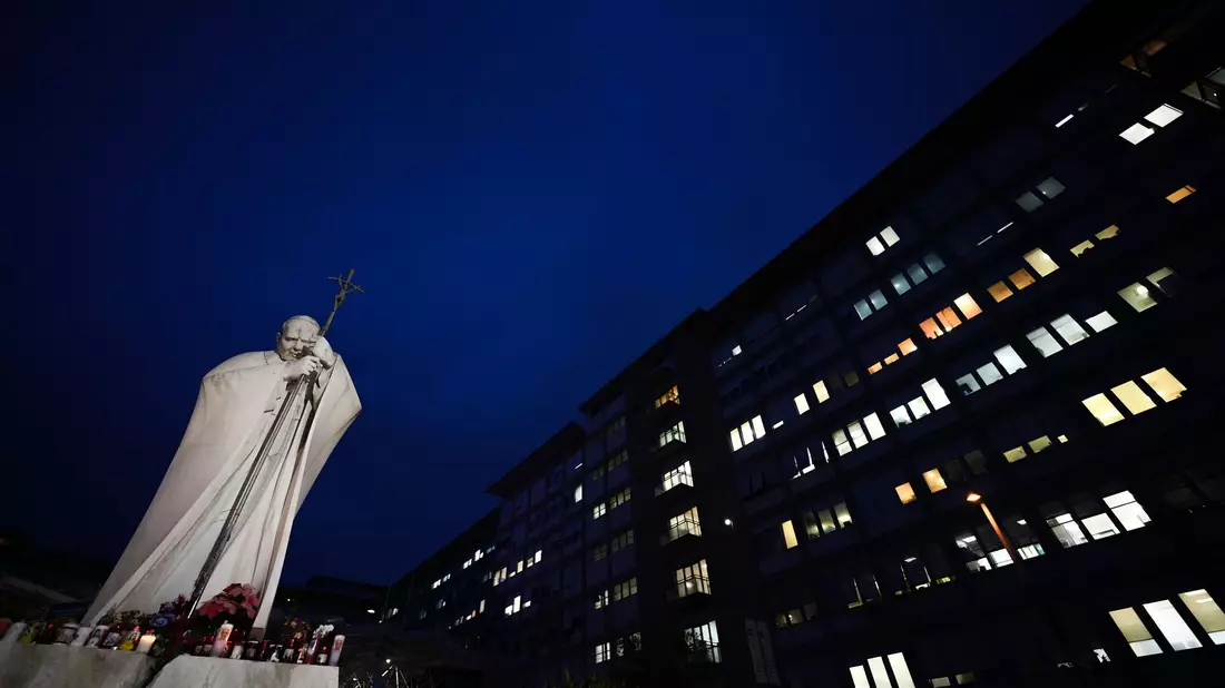 Die Sorge um Papst Franziskus ist seit seiner Einlieferung in die Gemelli-Klinik unter Gläubigen auf der ganzen Welt groß.  - Bild: Andrew Medichini/AP/dpa