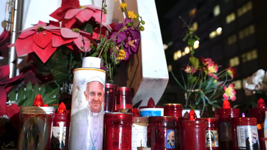 Die Sorge um Papst Franziskus ist seit seiner Einlieferung in die Gemelli-Klinik unter Gläubigen auf der ganzen Welt groß. - Bild: Domenico Stinellis/AP/dpa