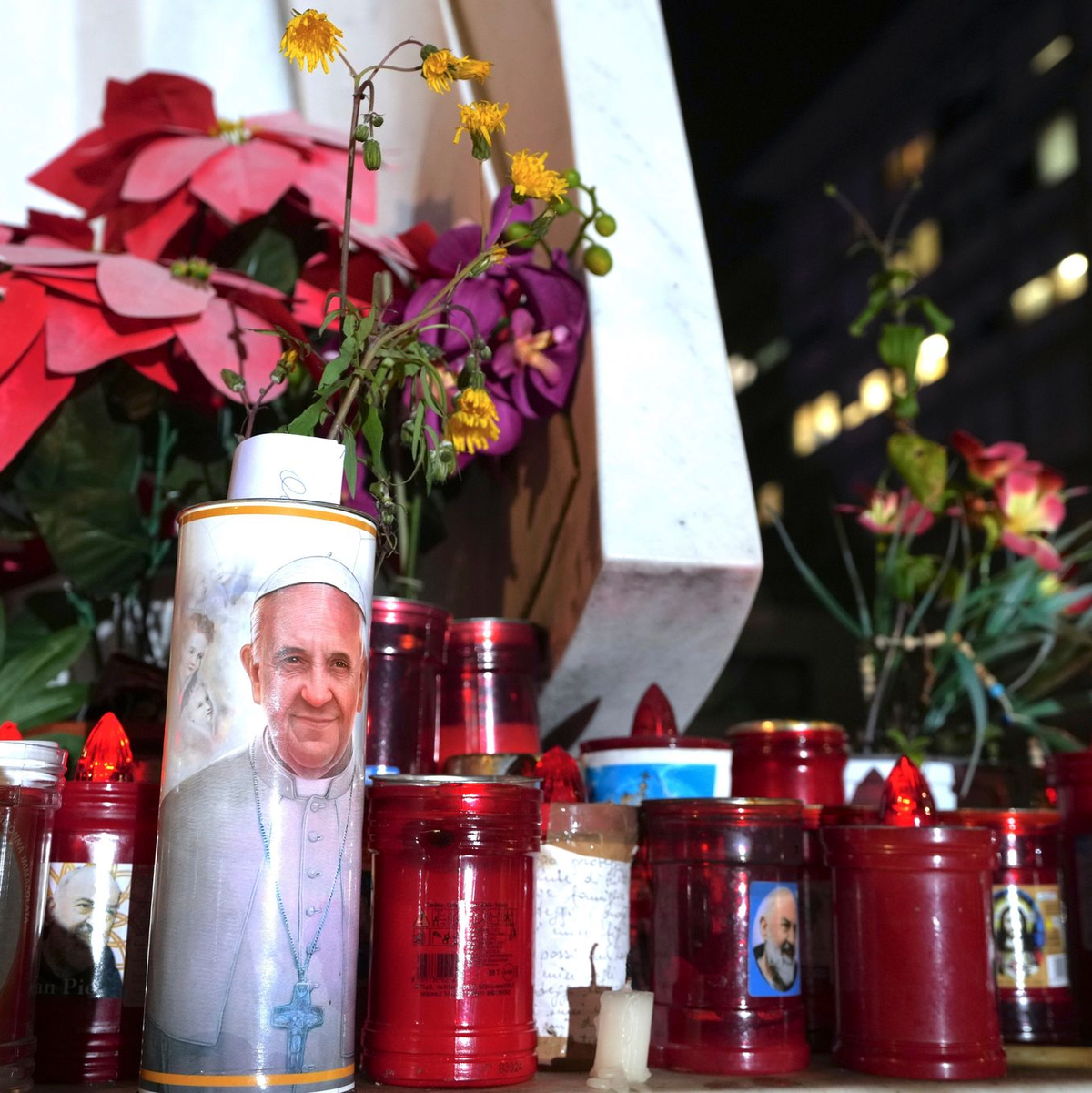 Die Sorge um Papst Franziskus ist seit seiner Einlieferung in die Gemelli-Klinik unter Gläubigen auf der ganzen Welt groß. - Foto: Domenico Stinellis/AP/dpa