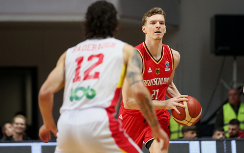 Schröder dirigierte das deutsche Spiel. - Foto: Stickel Matthias/dpa