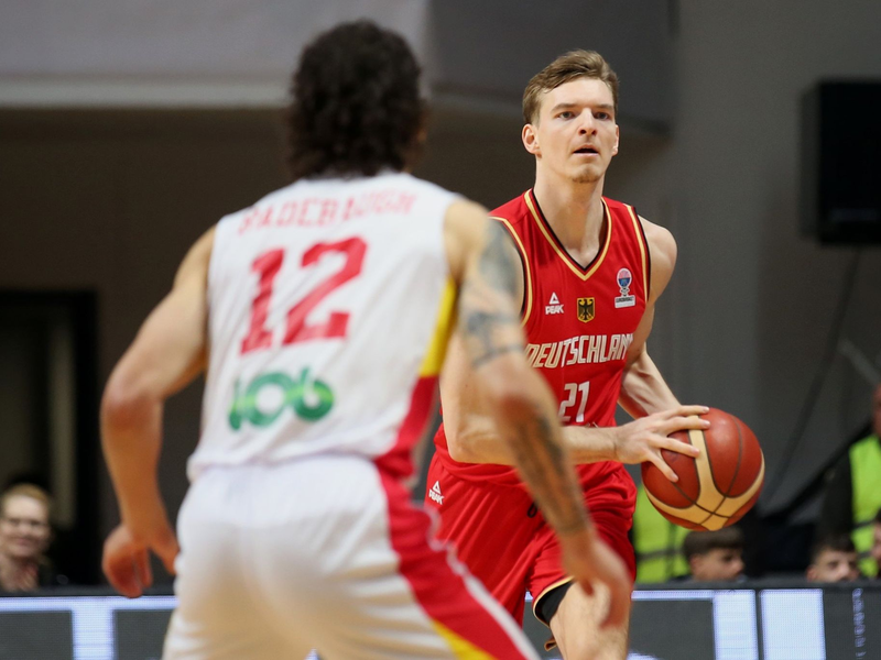 Schröder dirigierte das deutsche Spiel. - Foto: Stickel Matthias/dpa