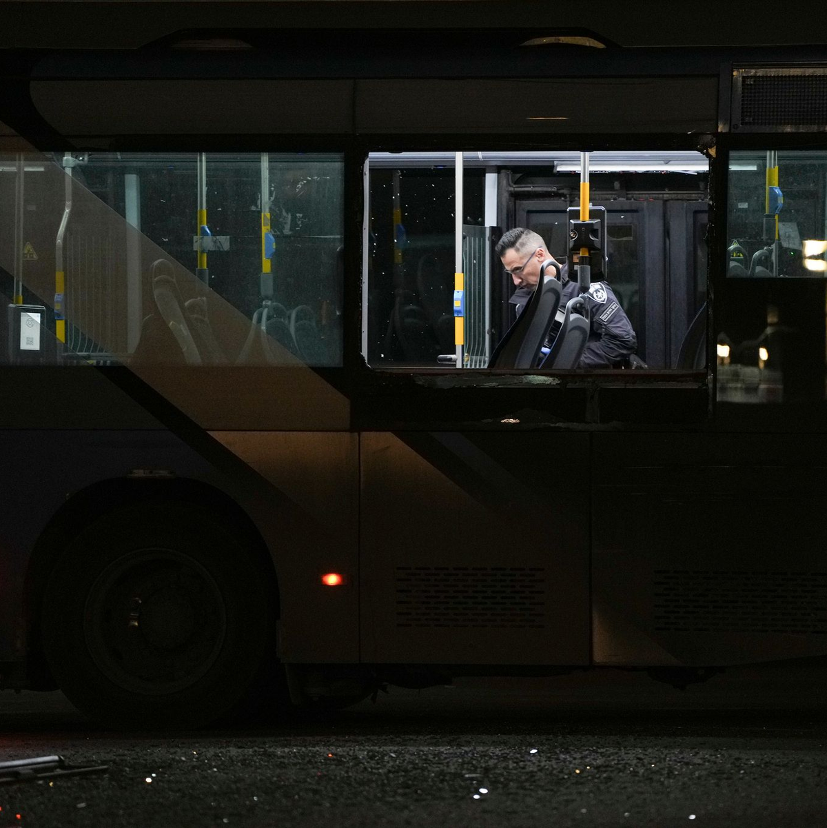 Israel geht nach der Explosion von Bussen von einem Terroranschlag aus.  - Foto: Ohad Zwigenberg/AP/dpa