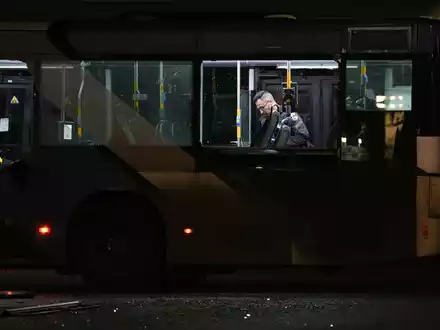 Israel geht nach der Explosion von Bussen von einem Terroranschlag aus.  - Foto: Ohad Zwigenberg/AP/dpa