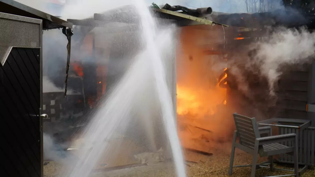 FW Neukirchen-Vluyn: Carport-Brand in Vluyn: Feuerwehr verhindert Ausbreitung auf Garage und Gartenlaube - Bild: presseportal.de