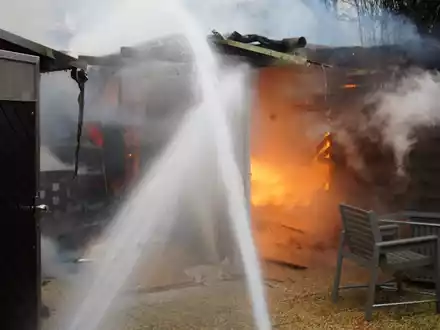 FW Neukirchen-Vluyn: Carport-Brand in Vluyn: Feuerwehr verhindert Ausbreitung auf Garage und Gartenlaube - Foto: presseportal.de