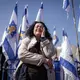 Menschen trauern auf dem Platz der Geiseln in Tel Aviv.  - Bild: Ilia  Yefimovich/dpa