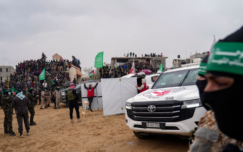 Die Hamas hat laut Israel mit der Übergabe einer nicht identifizierten Leiche gegen die Waffenruhe-Vereinbarung verstoßen.  - Foto: Abdel Kareem Hana/AP/dpa