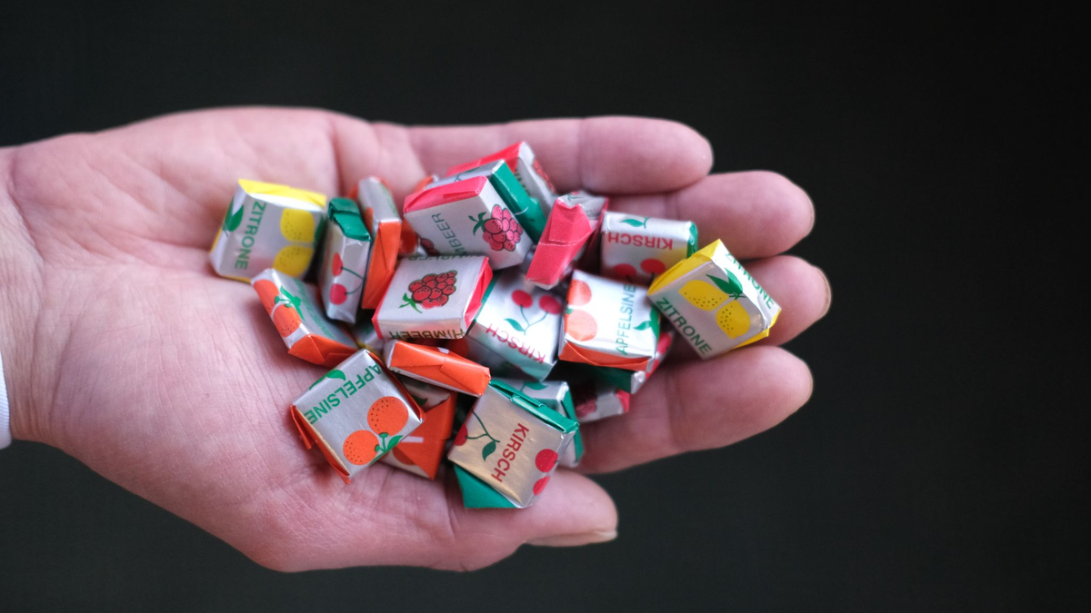 Die Arbeit in der Süßwarenabteilung ist mit einem herrlich duftenden Umfeld, aber auch mit viel körperlicher Anstrengung verbunden.  - Foto: Sebastian Willnow/dpa