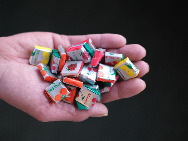 Die Arbeit in der Süßwarenabteilung ist mit einem herrlich duftenden Umfeld, aber auch mit viel körperlicher Anstrengung verbunden.  - Foto: Sebastian Willnow/dpa