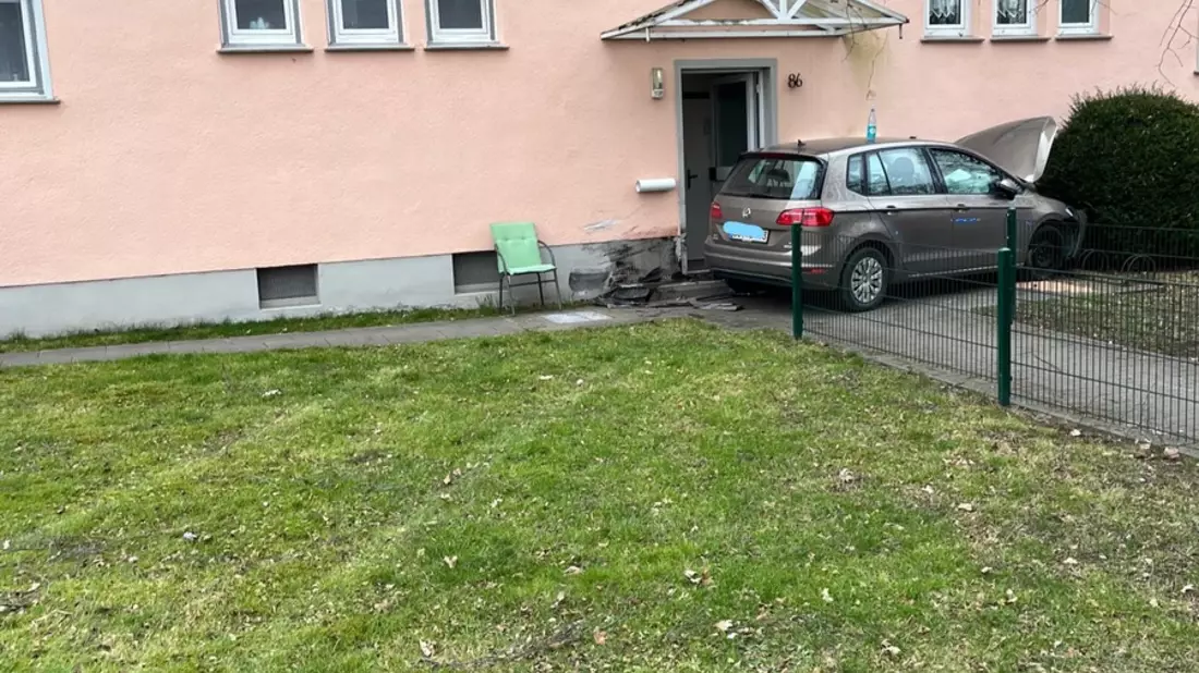 POL-SO: Auto fährt gegen Hauswand - Bild: presseportal.de