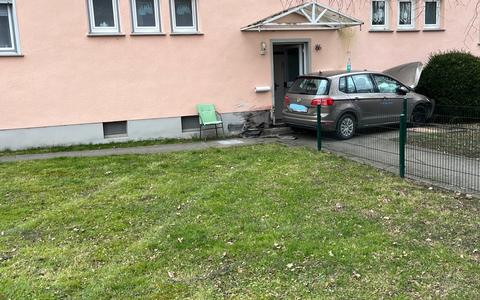 POL-SO: Auto fährt gegen Hauswand - Foto: presseportal.de