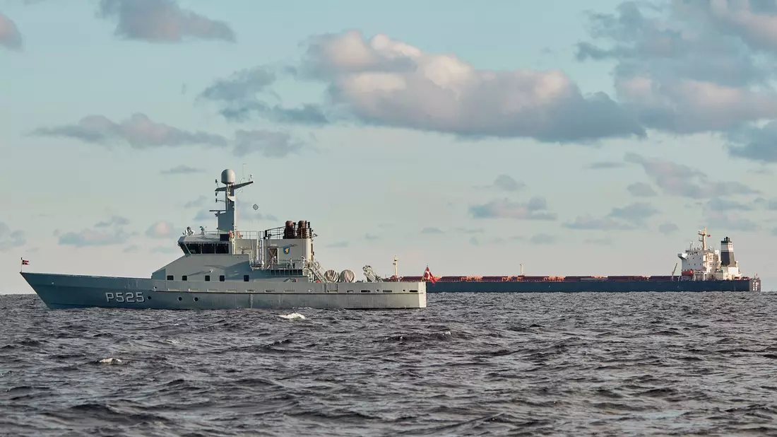Unter anderem ein chinesisches Schiff (im Hintergrund) war in Verdacht geraten, in den vergangenen Monaten für Kabelbrüche in der Ostsee verantwortlich gewesen zu sein. (Illustration) - Bild: Mikkel Berg Pedersen/Ritzau Scanpix Foto/AP/dpa