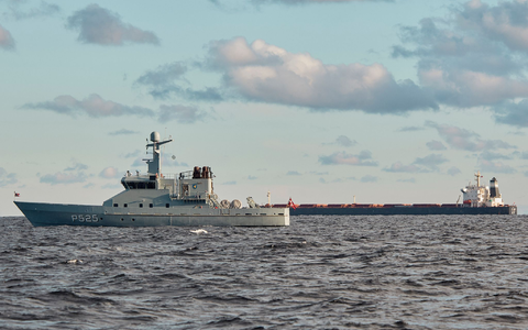 Unter anderem ein chinesisches Schiff (im Hintergrund) war in Verdacht geraten, in den vergangenen Monaten fĂŒr KabelbrĂŒche in der Ostsee verantwortlich gewesen zu sein. (Illustration) - Foto: Mikkel Berg Pedersen/Ritzau Scanpix Foto/AP/dpa Unter anderem ein chinesisches Schiff (im Hintergrund) war in Verdacht geraten, in den vergangenen Monaten fĂŒr KabelbrĂŒche in der Ostsee verantwortlich gewesen zu sein. (Illustration) - Foto: Mikkel Berg Pedersen/Ritzau Scanpix Foto/AP/dpa