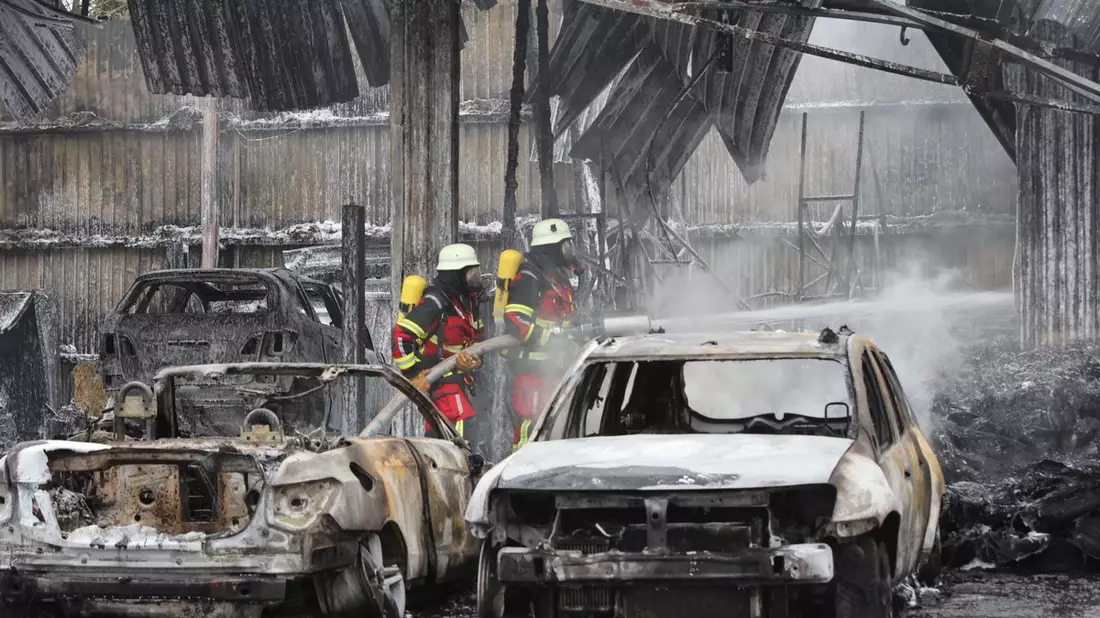FW-SE: Brand eines Reifenhandels in Bad Segeberg - Bild: presseportal.de