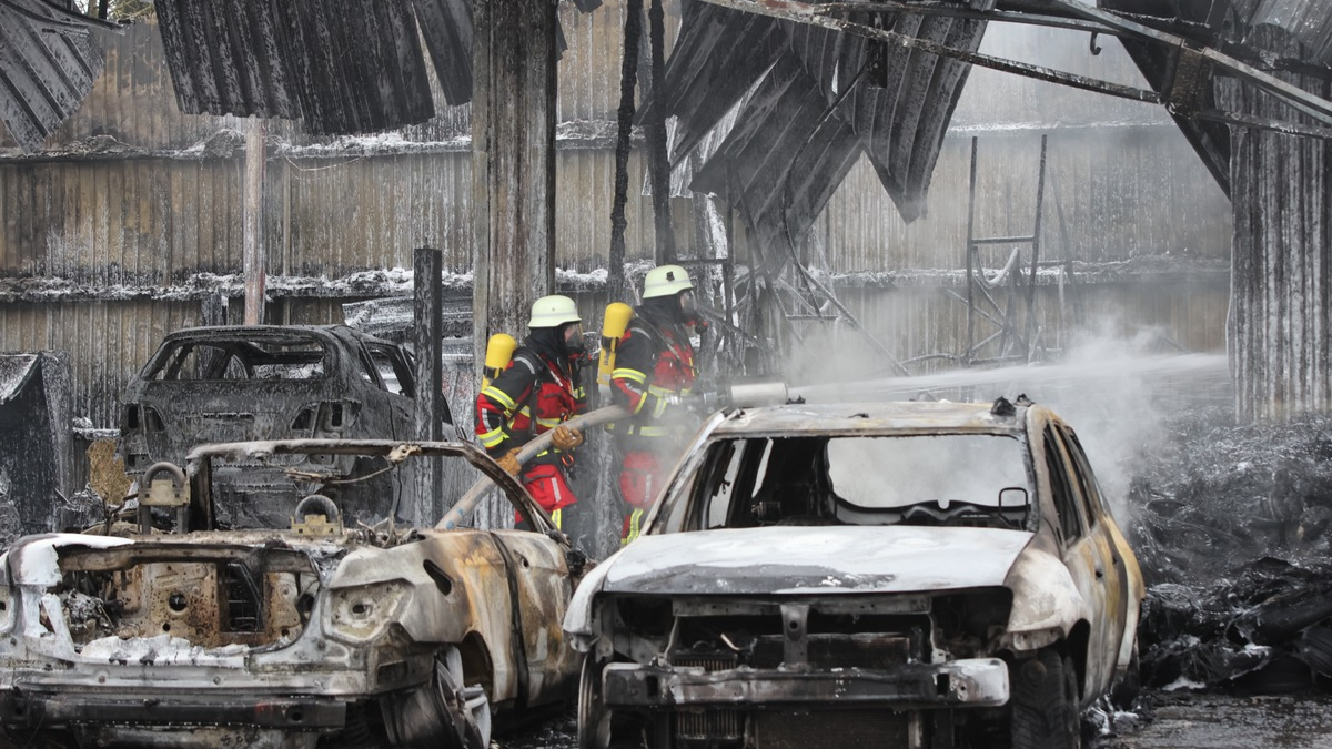 FW-SE: Brand eines Reifenhandels in Bad Segeberg - Foto: presseportal.de