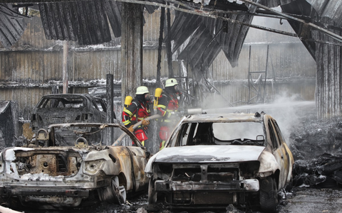 FW-SE: Brand eines Reifenhandels in Bad Segeberg - Foto: presseportal.de