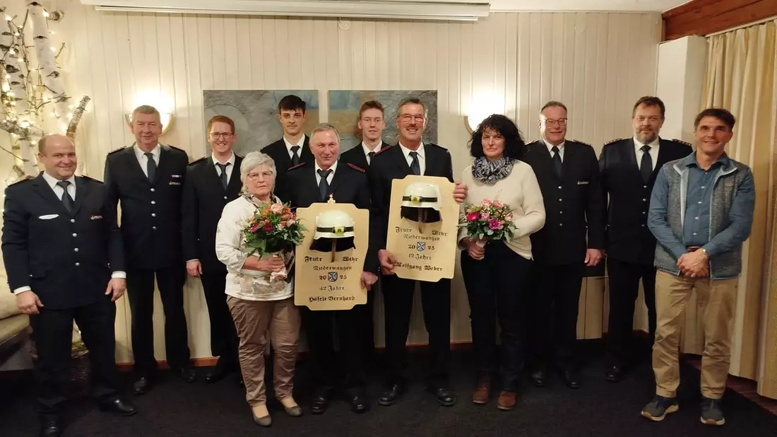LRA-Ravensburg: Jahreshauptversammlung der Feuerwehrabteilung Niederwangen Wolfgang Weber und Bernhard Häfele nach 42 Dienstjahren verabschiedet - Bild: presseportal.de