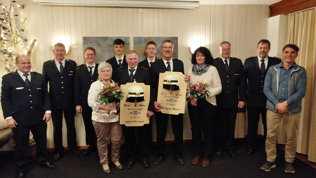LRA-Ravensburg: Jahreshauptversammlung der Feuerwehrabteilung Niederwangen Wolfgang Weber und Bernhard Häfele nach 42 Dienstjahren verabschiedet - Foto: presseportal.de