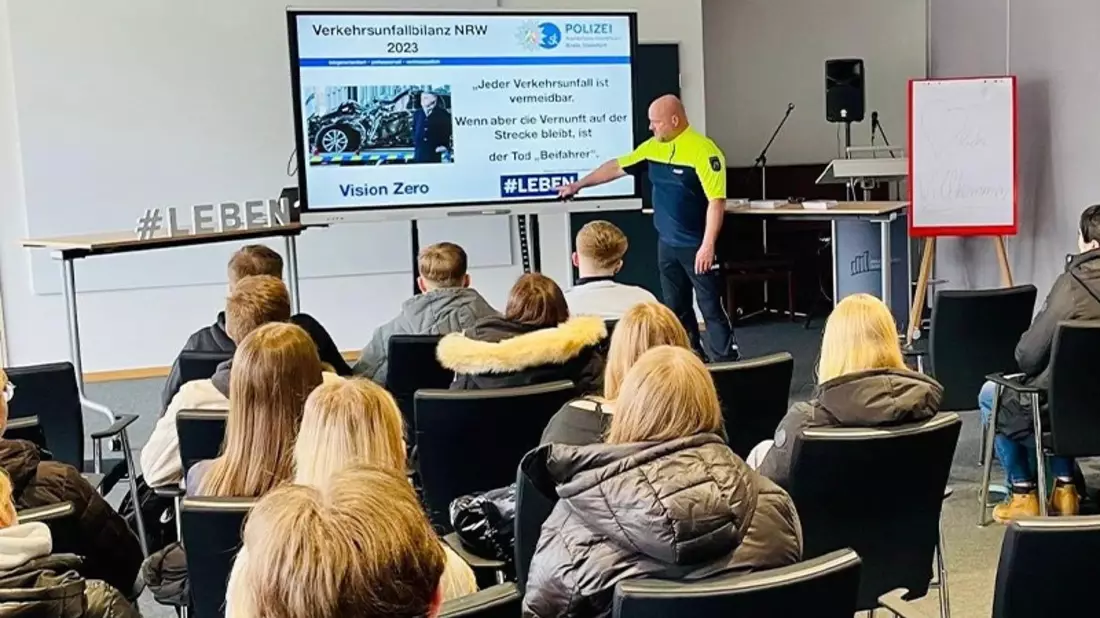 POL-ST: Rheine, Verkehrssicherheitswoche an den kaufmännischen Schulen Kreispolizei Steinfurt war zu Gast - Bild: presseportal.de