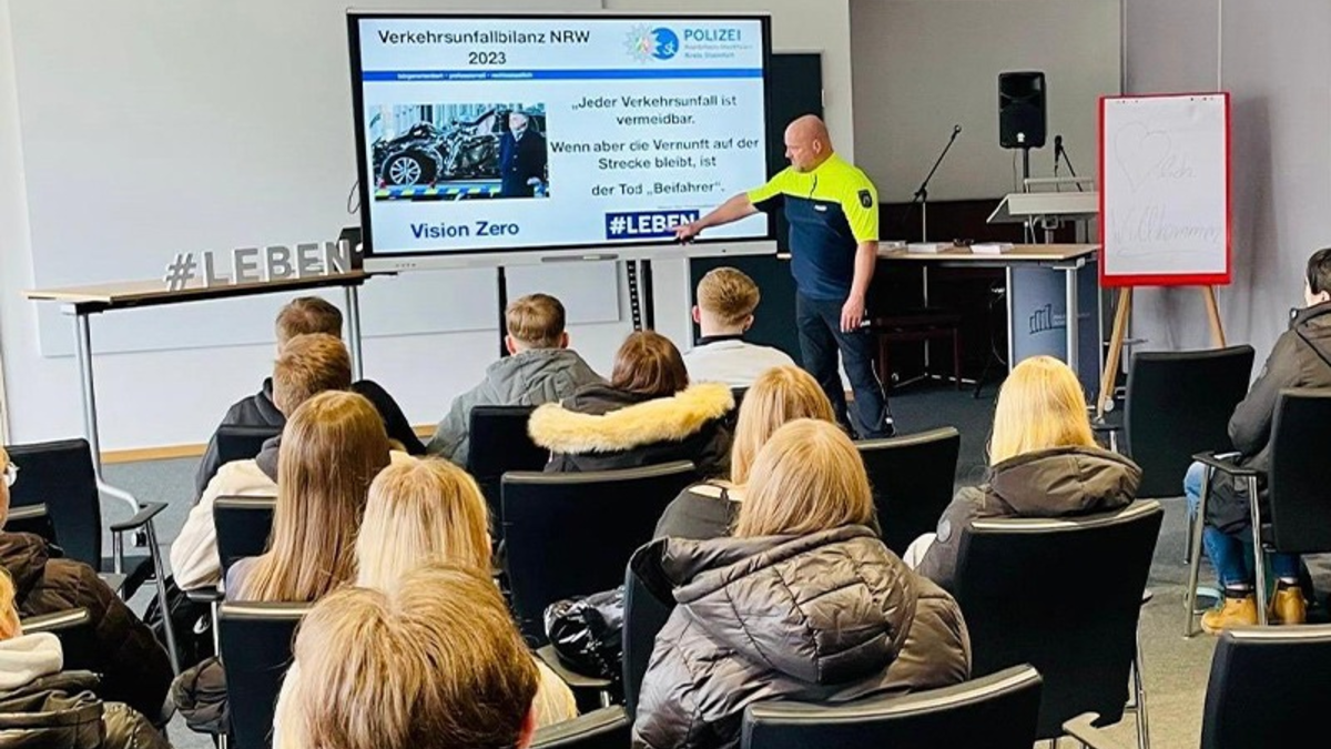POL-ST: Rheine, Verkehrssicherheitswoche an den kaufmännischen Schulen Kreispolizei Steinfurt war zu Gast - Foto: presseportal.de