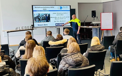 POL-ST: Rheine, Verkehrssicherheitswoche an den kaufmännischen Schulen Kreispolizei Steinfurt war zu Gast - Foto: presseportal.de