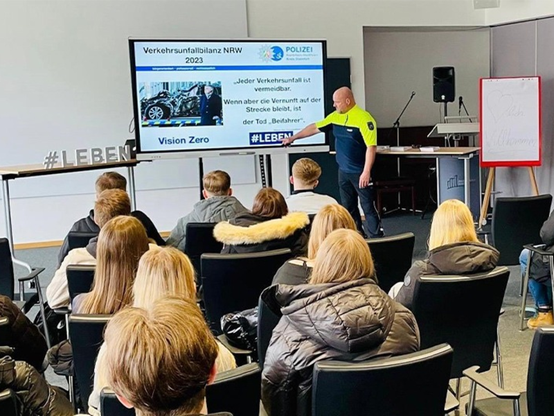 POL-ST: Rheine, Verkehrssicherheitswoche an den kaufmännischen Schulen Kreispolizei Steinfurt war zu Gast - Foto: presseportal.de